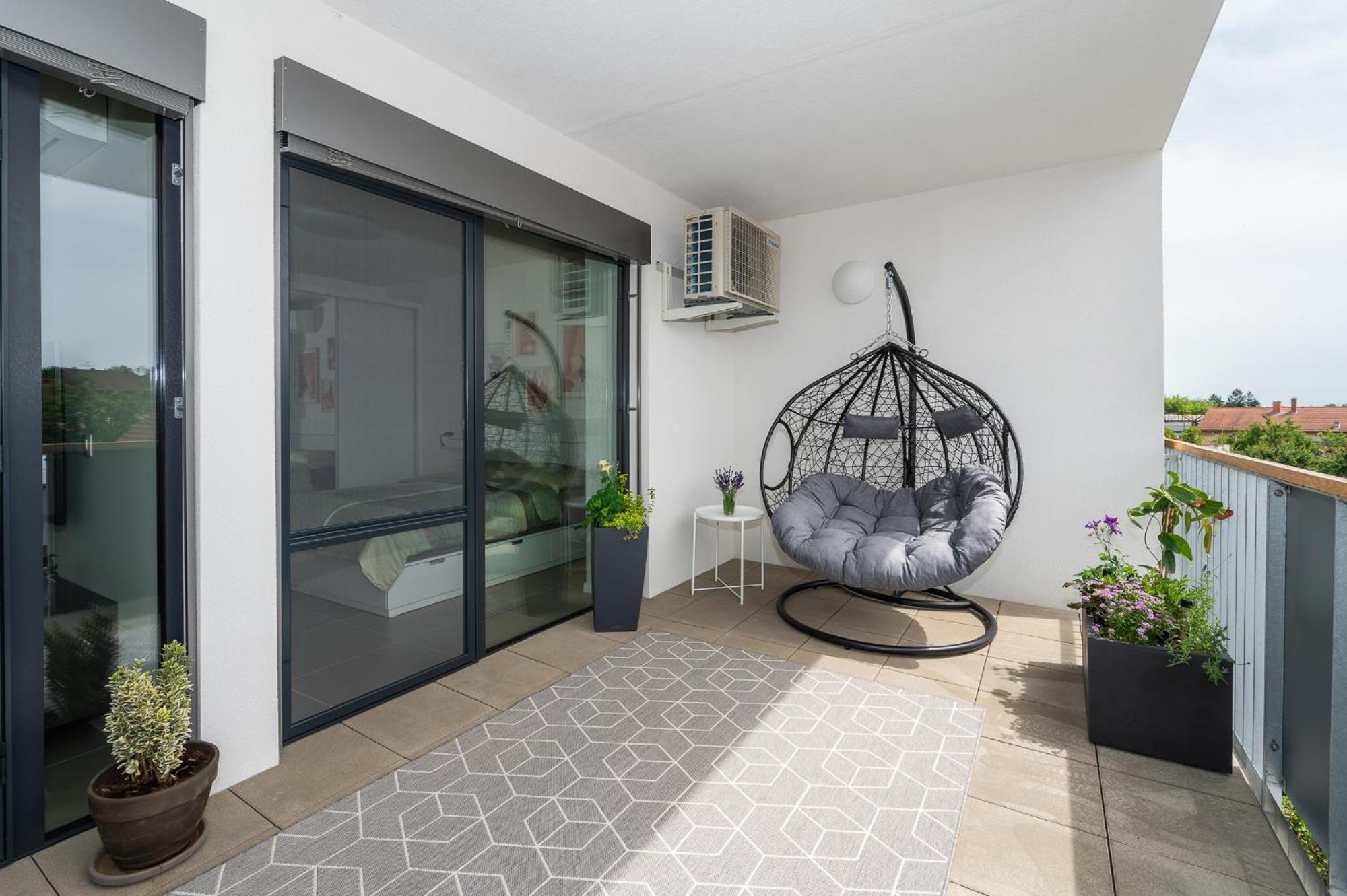 Fully Equipped Apartments With Terraces, Free Garage Parking, Netflix & Ac - By Apartmany Slapanice Cz Exterior foto