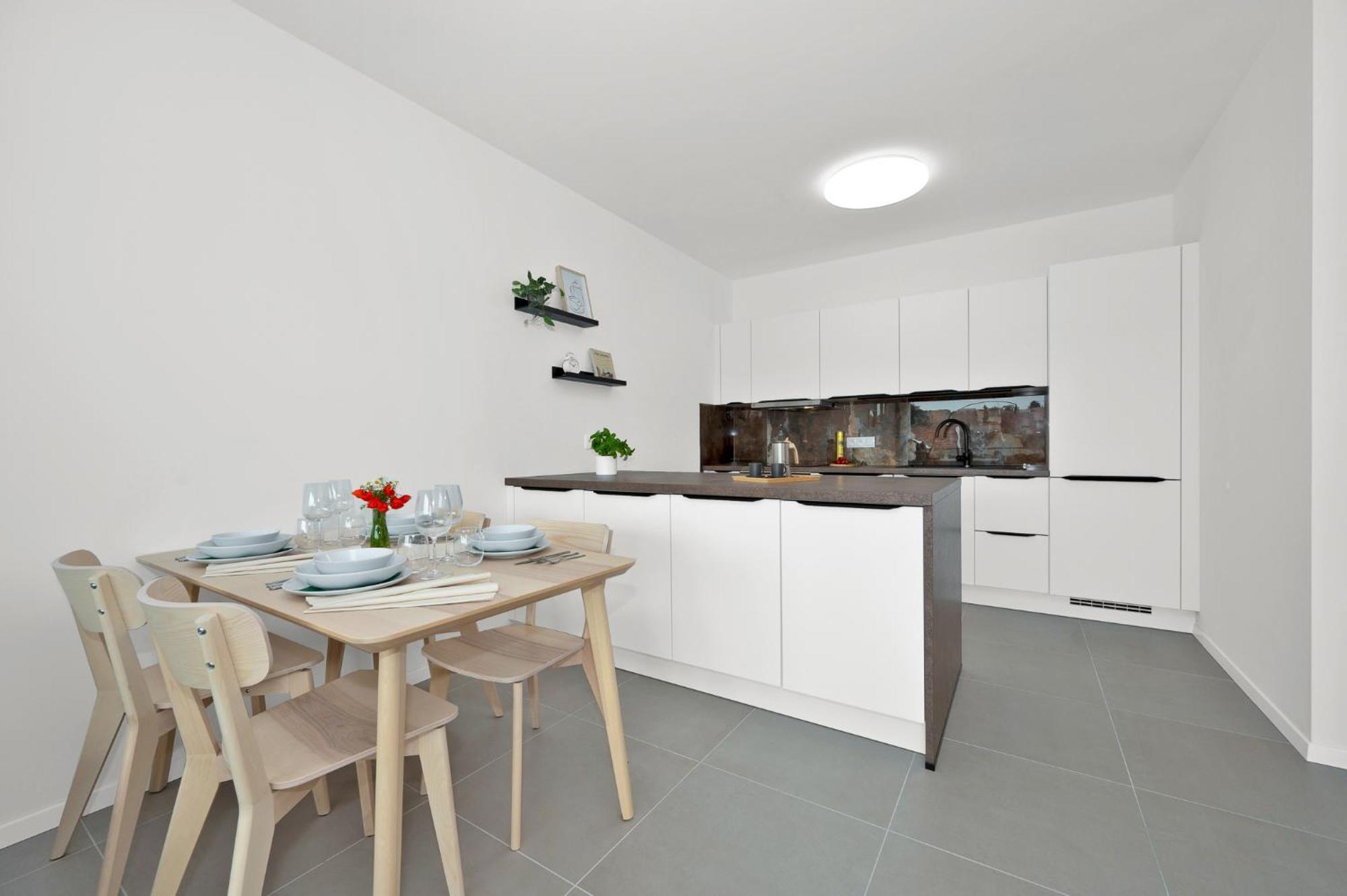 Fully Equipped Apartments With Terraces, Free Garage Parking, Netflix & Ac - By Apartmany Slapanice Cz Exterior foto