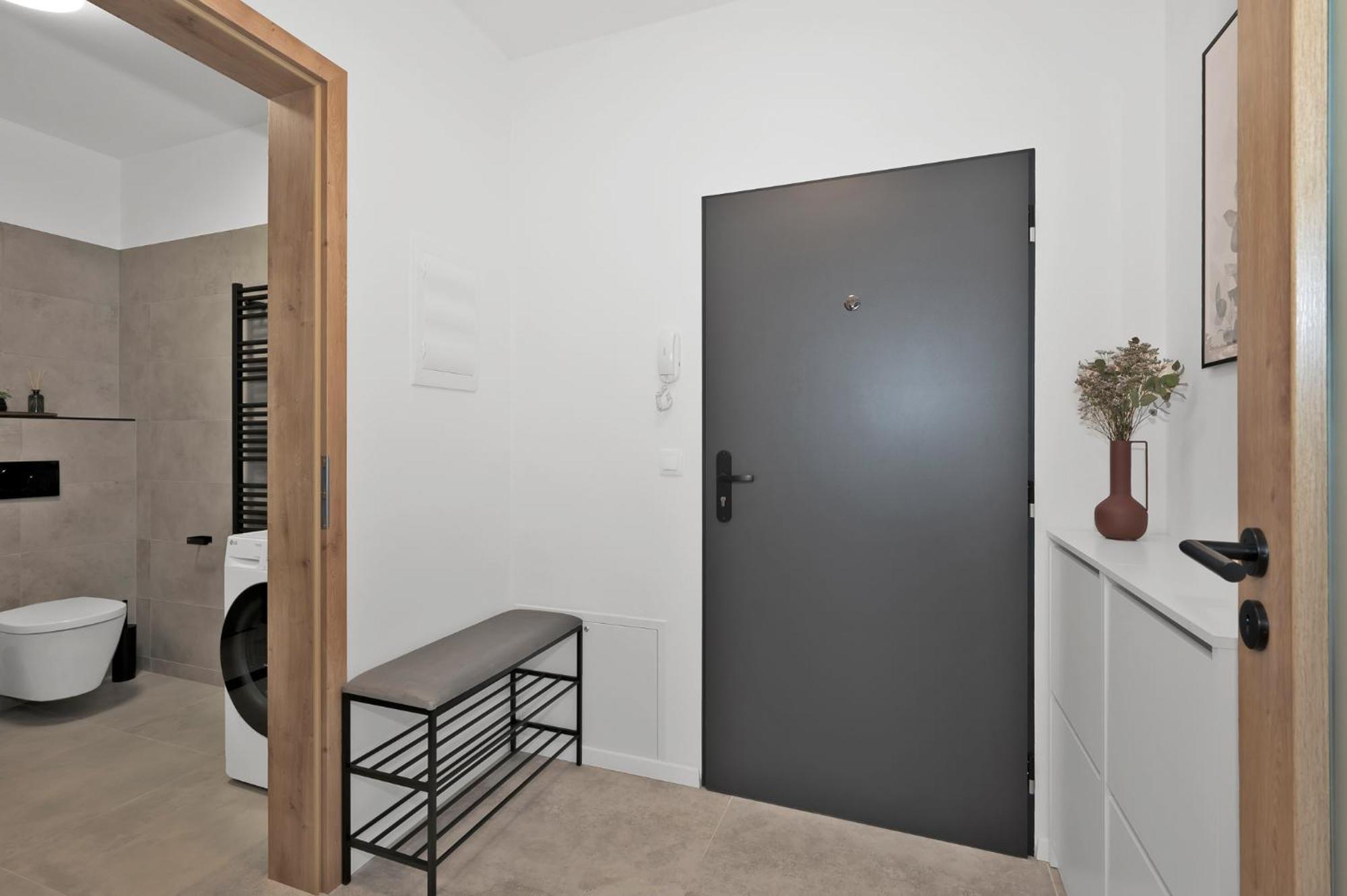 Fully Equipped Apartments With Terraces, Free Garage Parking, Netflix & Ac - By Apartmany Slapanice Cz Exterior foto