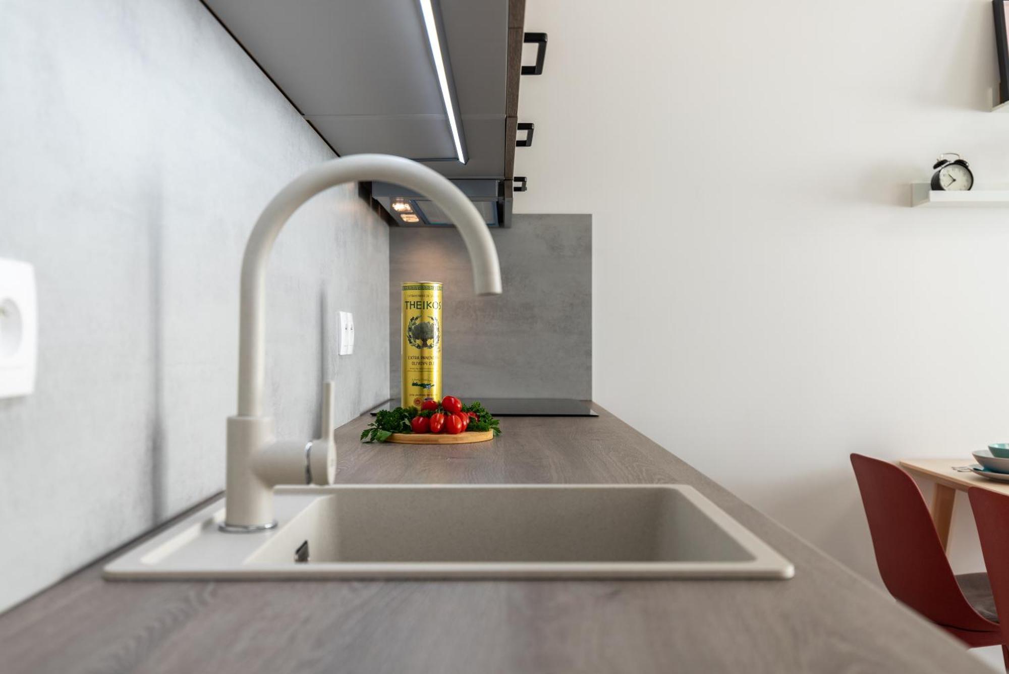 Fully Equipped Apartments With Terraces, Free Garage Parking, Netflix & Ac - By Apartmany Slapanice Cz Exterior foto